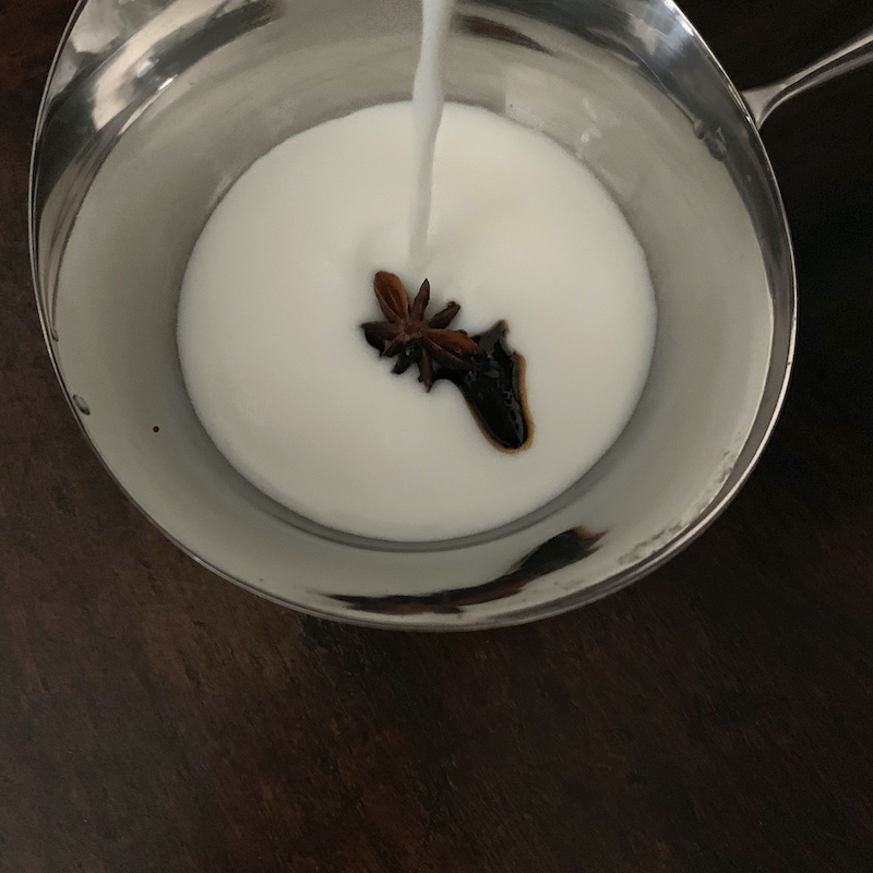 アニス風味のホットミルクを作る