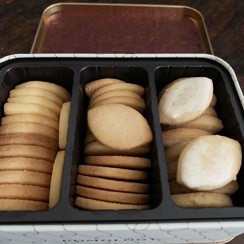ポモロジーのクッキーボックスの蓋を開けてみたらレモン型のクッキーがぎっしり
